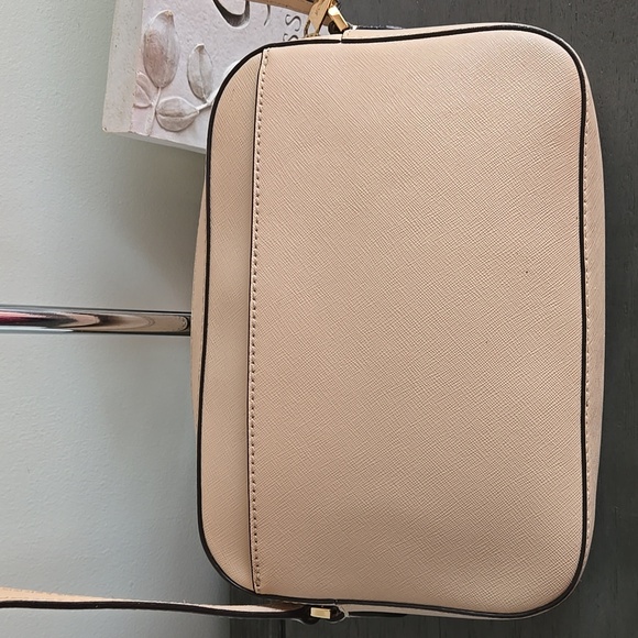 Michael Kors Cream Jet Set Crossbody Bag with Gold Accents - Picture 4 of 12